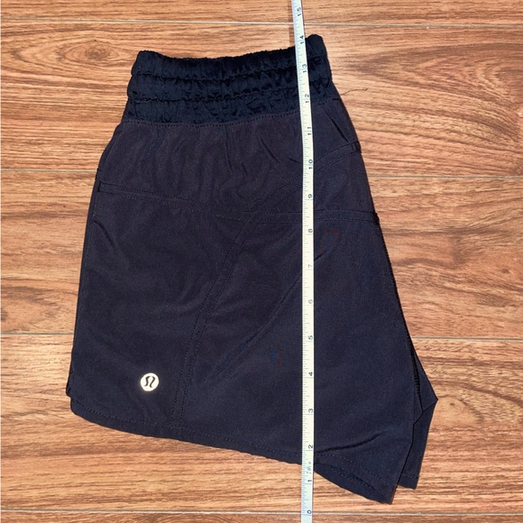 black lululemon athletica shorts - Picture 2 of 3